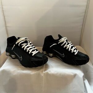 Nike Shox R4 Triple Black Silver Sneakers, size 7 youth  Women Sz 9. Like New.